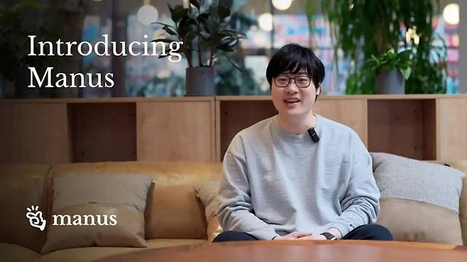 중국 인공지능 스타트업 모니카의 AI 공동 창업자 지이차오가 ‘마누스’를 소개하는 모습. ⓒ모니카 홈페이지 갈무리