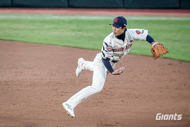 롯데 전민재의 수비 장면. /사진=롯데 자이언츠 제공