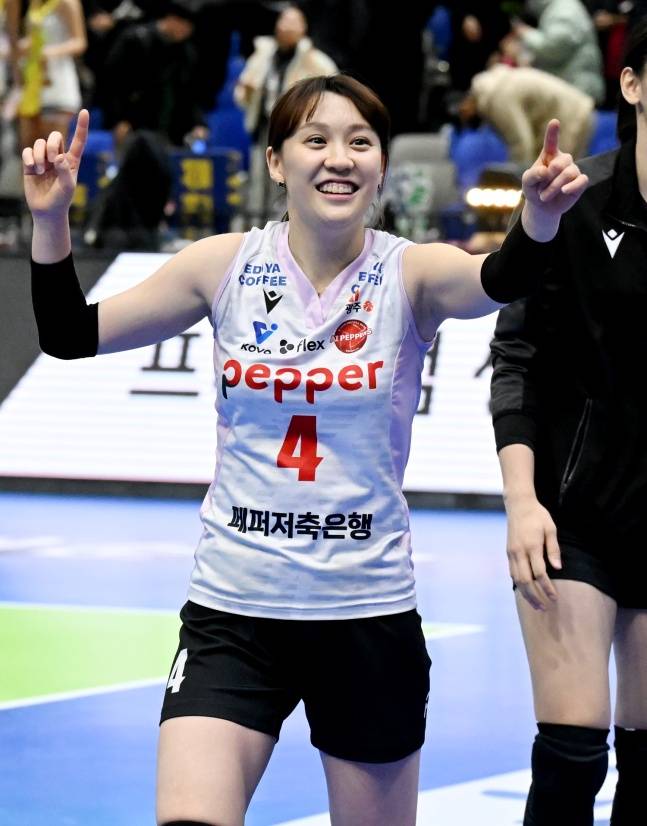 한다혜가 지난 1월 12일 수원 실내체육관에서 현대건설을 세트 점수 3-1로 이긴 뒤 기뻐하고 있다. /사진=한국배구연맹 제공