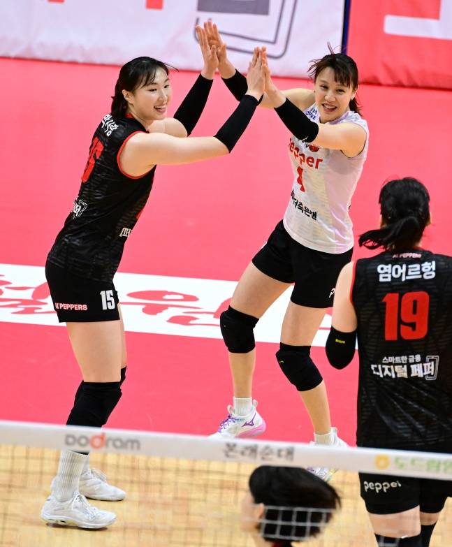 한다혜(왼쪽)와 박사랑이 하이파이브를 하고 있다. /사진=한국배구연맹 제공