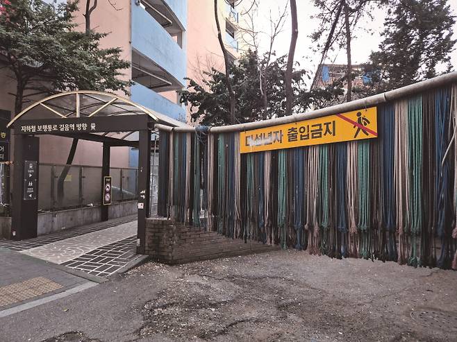 &nbsp;미아리 텍사스촌 골목은 길음역 보행통로와 얇은 유리 펜스 하나로 구분돼 있다.[사진 | 더스쿠프 포토]