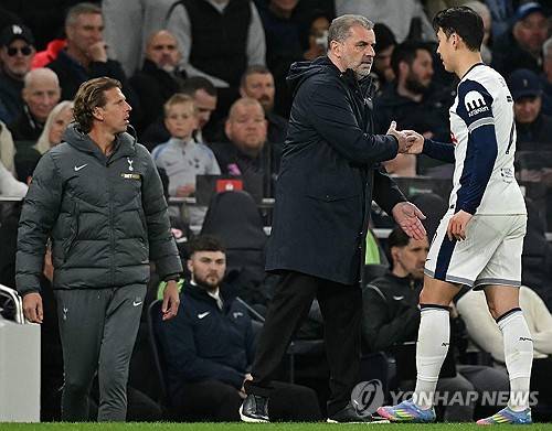 토트넘 홋스퍼 1군 팀만 긴 무관이 이어지고 있다. 아카데미 팀들은 같은 주말에 트로피를 2개나 들어올렸다. 연합뉴스