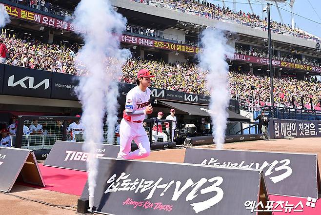 22일 오후 광주기아챔피언스필드에서 열린 '2025 신한 SOL Bank KBO리그' NC 다이노스와 KIA 타이거즈의 개막전 경기, KIA 김도영이 입장하고 있다. 엑스포츠뉴스 DB