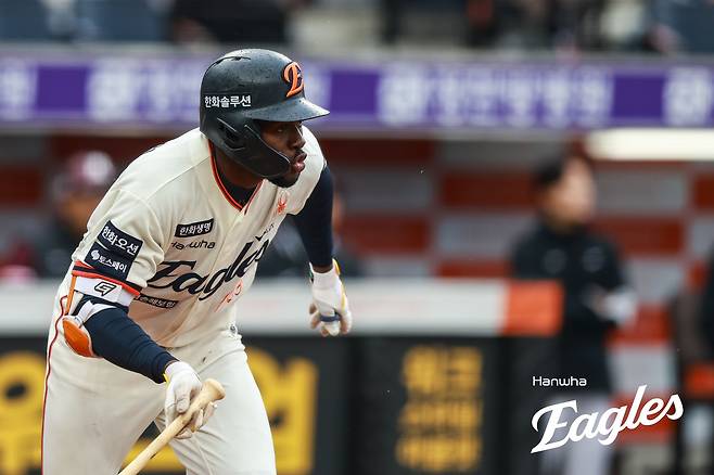 한화 이글스 외국인 타자 에스테반 플로리얼이 13일 대전 한화생명 볼파크에서 열린 2025 신한 SOL Bank KBO리그 키움 히어로즈와의 팀 간 3차전에서 3안타 1득점으로 활약, 팀의 주말 3연전 위닝 시리즈에 힘을 보탰다. 사진 한화 이글스
