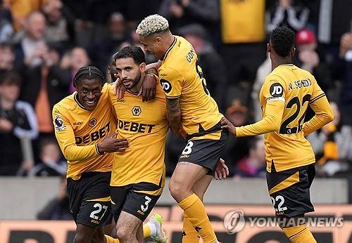 토트넘 홋스퍼는 13일(한국시간) 영국 울버햄튼에 위치한 몰리뉴 스타디움에서 열린 울버햄튼 원더러스와의 2024-25시즌 프리미어리그 32라운드 원정 경기에서 2-4로 패했다. 이날 토트넘 주장 손흥민은 발 부상으로 인해 명단 제외를 당했고 울버햄튼 공격수 황희찬은 후반 38분 교체 투입돼 약 7분간 뛰었다. 이날 패배로 토트넘은 프리미어리그 15위를 유지했을 뿐만 아니라 16위 울버햄튼의 추격을 허용했다. 연합뉴스