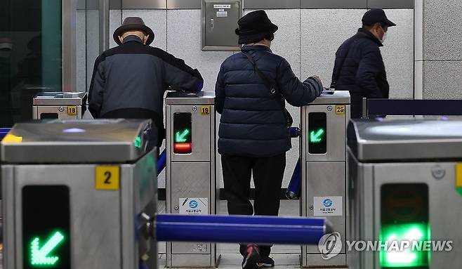 서울시민 64% "지하철 무임승차 연령 높여야" (서울=연합뉴스) 이진욱 기자 = 서울 시민 10명 중 6명이 현재 65세 이상인 지하철 무임승차 연령 상향에 찬성하는 것으로 나타났다. 사진은 지난달 6일 지하철 1호선 종로5가역 승강장 입구 모습. 2025.04.13
