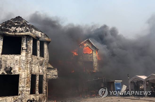강릉 산불 당시 불타는 펜션 [연합뉴스 자료사진]