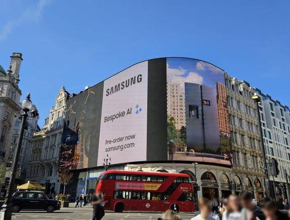 삼성전자가 영국 런던 피카딜리 광장에서 진행하는 '비스포크 AI' 옥외광고 모습 [삼성전자 제공. 재판매 및 DB 금지]
