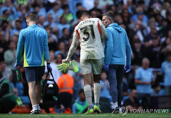 부상으로 교체되는 맨시티 에데르송. [EPA=연합뉴스]