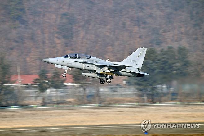 이륙하는 FA-50 (서울=연합뉴스) 23일 경기 포천시 승진훈련장에서 열린 '공지합동 통합화력 운용 훈련'에서 MK-82 폭탄을 장착한 FA-50 전투기가 활주로를 박차고 힘차게 이륙하고 있다. 2025.1.23 [공군 제공. 재판매 및 DB 금지] photo@yna.co.kr