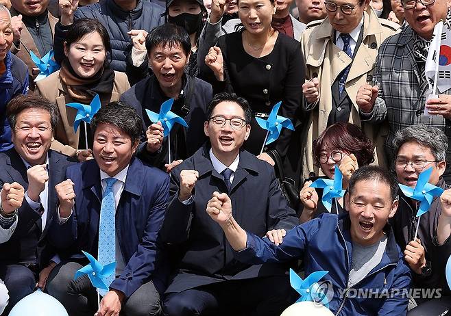 김경수, '지지자들과 함께' (세종=연합뉴스) 배재만 기자 = 더불어민주당 김경수 전 경남지사가 13일 세종시청에서 대선 출마 선언을 한 뒤 지지자들과 기념 촬영을 하고 있다. 2025.4.13 scoop@yna.co.kr