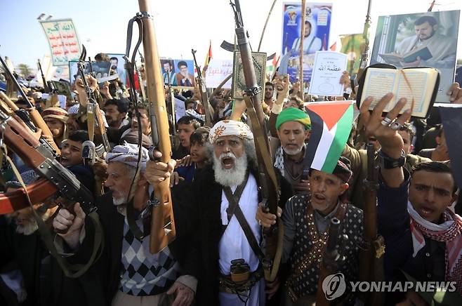 후티 지지자 2024년 12월 친이란 후티 반군이 장악한 예멘 수도 사나에서 후티 지지자들이 시위 중이다. [EPA 연합뉴스 자료사진. 재판매 및 DB 금지]