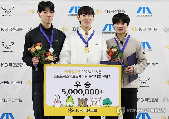 시상대 오른 황대헌·임종언·이정민 (서울=연합뉴스) 김성민 기자 = 13일 서울 목동 아이스링크에서 열린 2025-2026시즌 쇼트트랙 국가대표 2차 선발전에서 시상대에 오른 선수들이 기념 촬영을 하고 있다. 왼쪽부터 황대헌, 임종언, 이정민. 2025.4.13 ksm7976@yna.co.kr