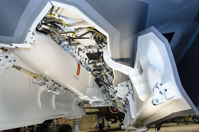 F35C 내부무장 장착대