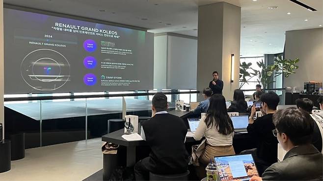 '그랑 콜레오스 티맵 커넥티비티 기능에 대해 설명하는 티맵 모빌리티 박서하 부사장' 사진=르노코리아