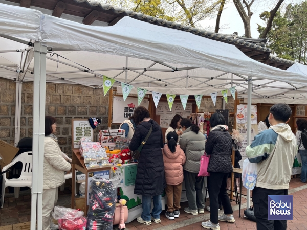 13일 오후 덕수궁길 차없는 거리에서 열린 '산불 피해 지역 돕기 플리마켓'에서 서울시가정어린이집연합회가 판매하는 물품을 시민들이 둘러보고 있다. ⓒ(사)서울시가정어린이집연합회