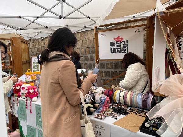 13일 오후 덕수궁길 차없는 거리에서 열린 '산불 피해 지역 돕기 플리마켓'에서 서울시가정어린이집연합회가 판매하는 물품을 시민들이 둘러보고 있다. ⓒ(사)서울시가정어린이집연합회