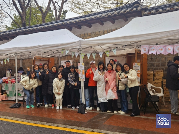 13일 오후 덕수궁길 차 없는 거리에서 열린 산불 피해 지역 돕기 플리마켓에 참여한 (사)서울시가정어린이집연합회 회원들이 한자리에 모여 기념촬영을 하고 있다. ⓒ(사)서울시가정어린이집연합회