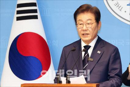 [이데일리 방인권 기자] 제21대 대통령 선거(대선) 출마를 선언한 이재명 더불어민주당 전 대표가 11일 오전 서울 여의도 국회 소통관 기자회견장에서 비전 선포 기자회견을 하고 있다.