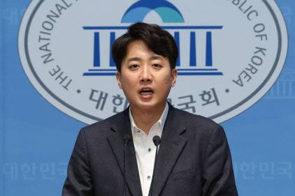 이준석 개혁신당 의원이 11일 서울 여의도 국회 소통관에서 고위공직자법죄수사처 폐지법 발의 취지를 설명하고 있다. (사진=연합뉴스)