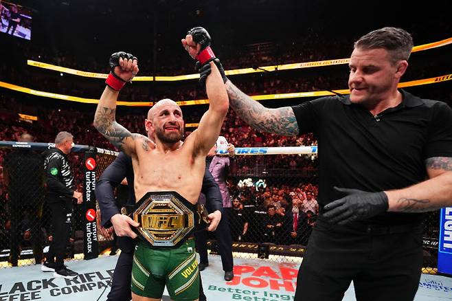 1년 2개월 만에 UFC 페더급 챔피언 벨트를 되찾은 ‘알렉산더 대왕’ 알렉산더 볼카노프스키. 사진=UFC