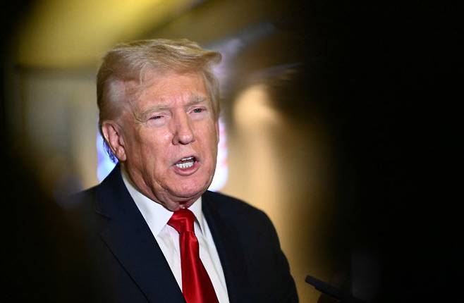 도널드 트럼프 미국 대통령이 13일(현지시간) 플로리다 팜비치에서 워싱턴 DC로 향하는 에어포스원 기내에서 기자들에게 발언하고 있다. (사진=AFP)