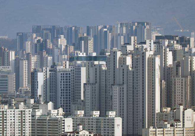 사진은 6일 서울 한강 인근에서 바라본 서초구와 강남구 일대 아파트의 모습(사진=연합뉴스)