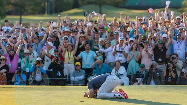 로리 매킬로이가 13일 마스터스 토너먼트 우승 후 무릎을 꿇고 오열하고 있다.