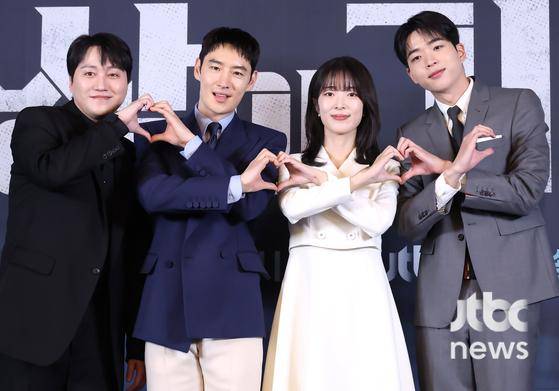 6일 오후 서울 라마다 신도림 호텔에서 JTBC 토일 드라마 '협상의 기술' 제작발표회가 열렸다. 배우 이제훈, 김대명, 성동일, 장현성, 오만석, 안현호, 차강윤, 안판석 감독이 참석했다. 박세완 엔터뉴스팀 기자 park.sewan@jtbc.co.kr