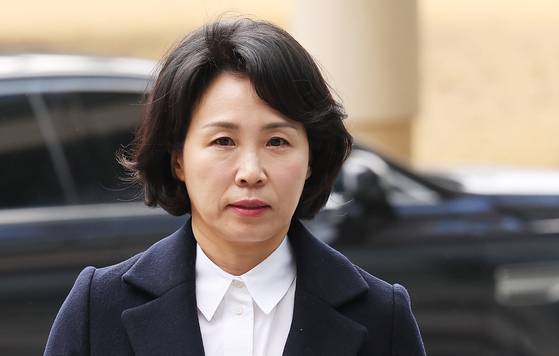 20대 대선 당내 경선 당시 더불어민주당 전·현직 의원 배우자 등에게 경기도청 법인카드로 식사를 제공한 혐의로 기소돼 1심에서 벌금형을 선고받은 이재명 전 민주당 대표 부인 김혜경 씨가 지난달 18일 경기도 수원시 수원고등법원에서 열린 항소심 첫 공판에 출석하고 있는 모습. 〈사진=연합뉴스〉