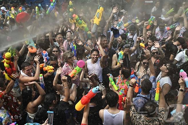 13일(현지시간) 태국 방콕에서 시민들 및 관광객들이 물놀이를 하며 송크란 축제를 즐기고 있다. ⓒ AFP=뉴스1