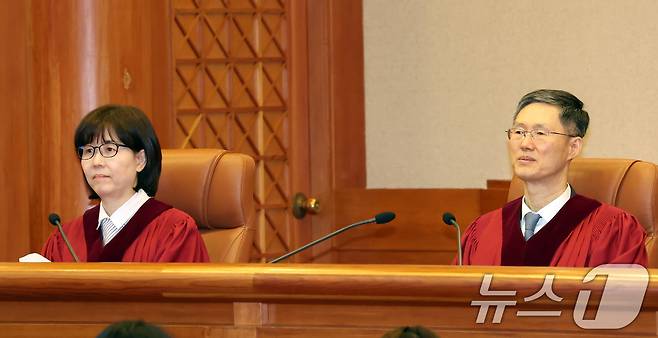 문형배(오른쪽) 헌법재판소장 권한대행과 이미선 헌법재판관이 10일 오후 서울 종로구 헌법재판소 대심판정에서 열린 4월 심판사건 선고에 참석하고 있다.(공동취재) 2025.4.10/뉴스1 ⓒ News1 오대일 기자