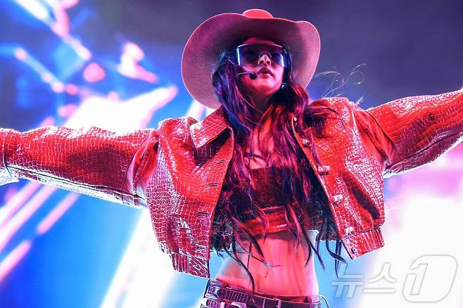 그룹 블랙핑크 제니가 13일(현지시간) 미국 캘리포니아 인디오 엠파이어 폴로 클럽에서 열린 ‘코첼라 밸리 뮤직 앤드 아츠 페스티벌’에서 공연을 펼치고 있다.  ⓒ AFP=뉴스1