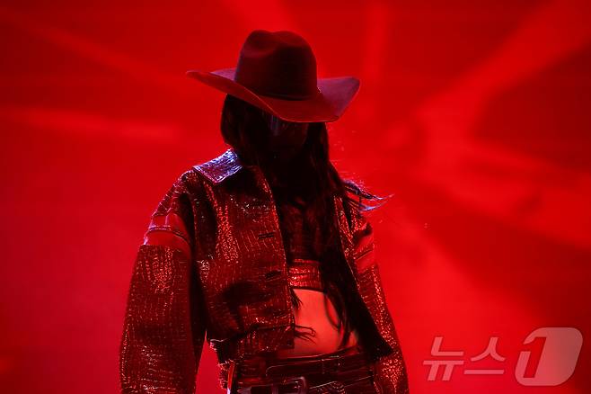 그룹 블랙핑크 제니가 13일(현지시간) 미국 캘리포니아 인디오 엠파이어 폴로 클럽에서 열린 ‘코첼라 밸리 뮤직 앤드 아츠 페스티벌’에서 공연을 펼치고 있다.  ⓒ 로이터=뉴스1