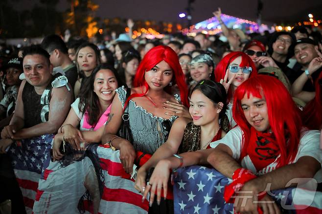 13일(현지시간) 미국 캘리포니아 인디오 엠파이어 폴로 클럽에서 열린 ‘코첼라 밸리 뮤직 앤드 아츠 페스티벌’에서 관람객들이 그룹 블랙빙크 제니의  공연을 관람하고 있다. ⓒ 로이터=뉴스1