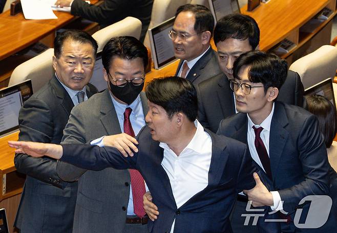 권영진 국민의힘 의원이 14일 오후 서울 여의도 국회에서 열린 제424회 국회(임시회) 제2차 본회의에서 김원이 더불어민주당 의원과 언쟁을 벌이자 동료의원들이 말리고 있다. 2025.4.14/뉴스1 ⓒ News1 이재명 기자