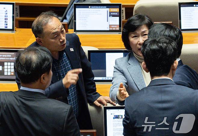 권영진 국민의힘 의원과 김원이 더불어민주당 의원이 14일 오후 서울 여의도 국회에서 열린 제424회 국회(임시회) 제2차 본회의에서 언쟁을 벌이고 있다. 2025.4.14/뉴스1 ⓒ News1 이재명 기자