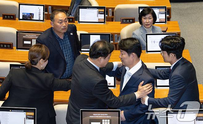 권영진 국민의힘 의원과 김원이 더불어민주당 의원이 14일 오후 서울 여의도 국회에서 열린 제424회 국회(임시회) 제2차 본회의에서 언쟁을 벌이고 있다. 2025.4.14/뉴스1 ⓒ News1 이재명 기자