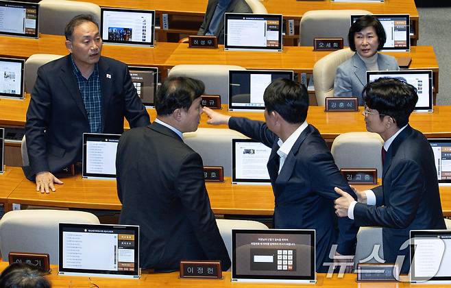 권영진 국민의힘 의원과 김원이 더불어민주당 의원이 14일 오후 서울 여의도 국회에서 열린 제424회 국회(임시회) 제2차 본회의에서 언쟁을 벌이고 있다. 2025.4.14/뉴스1 ⓒ News1 이재명 기자