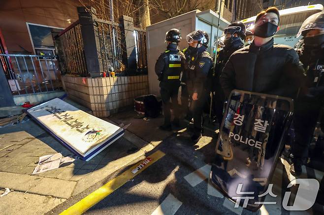 19일 새벽 서울 마포구 서울서부지방법원에 윤석열 대통령에 대한 구속영장 발부 소식에 격분한 윤 대통령 지지자들이 난입해 법원 현판을 훼손시켜 땅에 떨어져 있다. 2025.1.19/뉴스1 ⓒ News1 민경석 기자