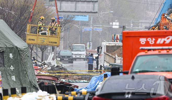 14일 경기 광명시 일직동 신안산선 복선전철 5-2공구 붕괴 현장에서 소방관 등 관계자들이 실종자 수색 작업을 이어가고 있다. 2025.4.14/뉴스1 ⓒ News1 김도우 기자