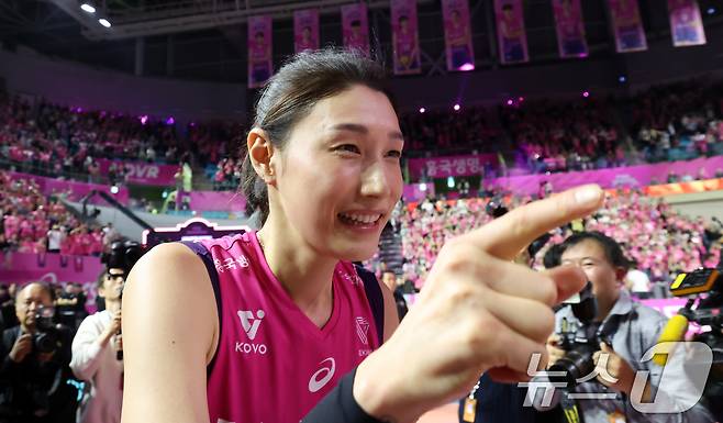 8일 오후 인천시 부평구 삼산월드체육관에서 열린 도드람 V리그 여자부 챔피언결정전 5차전 흥국생명과 정관장의 경기에서 통합우승을 차지한 흥국생명 김연경이 감사인사를 하고 있다. 2025.4.8/뉴스1 ⓒ News1 김명섭 기자