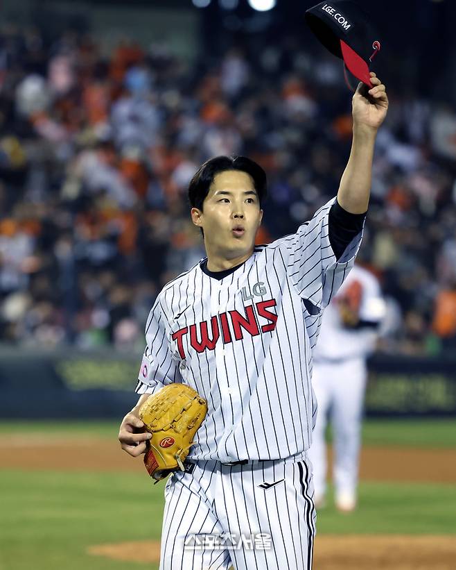 LG 선발투수 임찬규가 26일 잠실구장에서 열린 2025 KBO 리그 한화와 경기 8회 투구 후 덕아웃으로 들어오며 관중에 인사를 하고 있다. 잠실 | 최승섭기자 thunder@sportsseoul.com