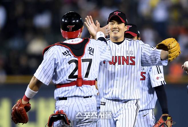 LG 선발투수 임찬규가 26일 잠실구장에서 열린 2025 KBO 리그 한화와 경기 후 포수 박동원과 포옹을 하고 있다. 잠실 | 최승섭기자 thunder@sportsseoul.com
