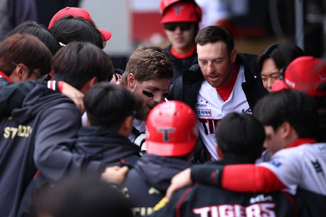 홈런을 친 후 동료들과 함께 기뻐하는 위즈덤. 사진=KIA 타이거즈