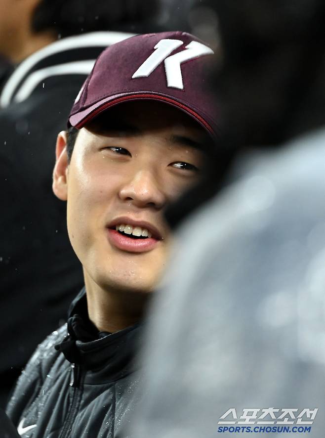12일 대전 한화생명볼파크에서 열린 키움과 한화의 경기, 9회말 키움 정현우가 더그아웃에서 경기를 지켜보고 있다. 대전=허상욱 기자wook@sportschosun.com/2025.04.12/