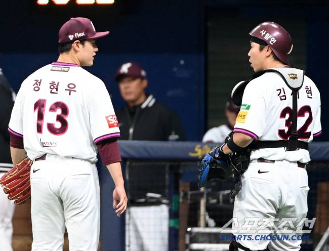 18일 고척스카이돔에서 열린 롯데와 키움의 시범경기, 2회초 투구를 마친 키움 정현우-김재현 배터리가 이야기를 나누고 있다. 고척=허상욱 기자wook@sportschosun.com/2025.03.1