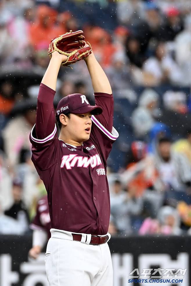 12일 대전 한화생명볼파크에서 열린 키움과 한화의 경기, 3회말 키움 정현우가 한화 플로리얼의 타구를 호수비로 처리한 우익수 박주홍을 보며 놀라고 있다. 대전=허상욱 기자wook@sportschosun.com/2025.04.12/