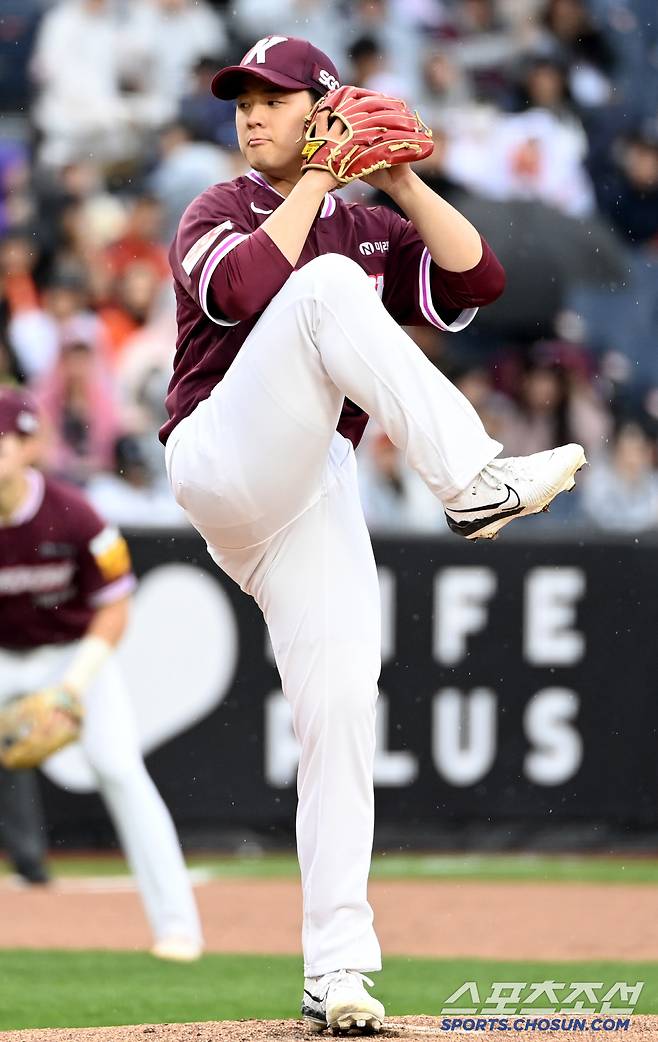 12일 대전 한화생명볼파크에서 열린 키움과 한화의 경기, 키움 선발투수 정현우가 역투하고 있다. 대전=허상욱 기자wook@sportschosun.com/2025.04.12/