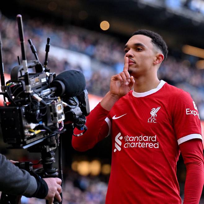 리버풀 최고의 측면 수비수 트렌트 알렉산더-아놀드가 마음을 바꿀 가능성이 있다. 모하메드 살라가 리버풀과 재계약을 맺으면서 레알 마드리드로의 이적을 준비하던 알렉산더-아놀드의 선택이 뒤바뀔 수 있다는 관측이 나온다.

이집트 축구의 신으로 불리는 살라는 여러 달 동안 지속된 이적설을 끝내고, 오는 2027년 여름까지 계약을 연장했다. 살라는 35세까지 리버풀에 남는다. 축구선수로서 은퇴가 임박했음을 고려한다면 사실상 종신 계약에 가깝다.

클럽 역사에 남을 전설적인 공격수 살라는 리버풀뿐 아니라 전 세계적으로도 상징적인 선수다. 그의 재계약 소식에 알렉산더-아놀드도 당연히 영향을 받을 수 있다. 사진=SNS